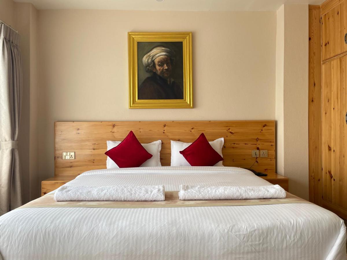 Hotel Pokharaeye Екстериор снимка